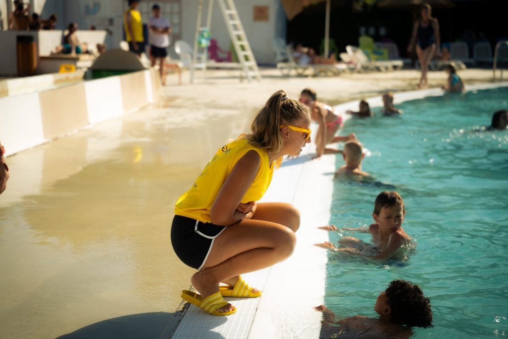 sauveteuse qui parle a un vacnacier camping MonSauveteur