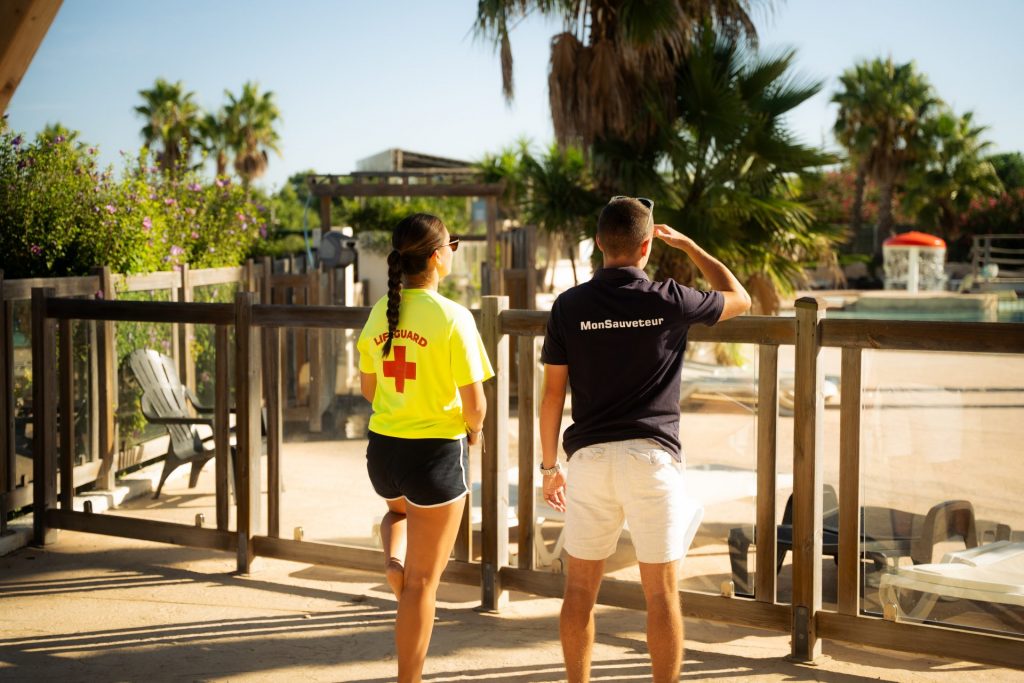 sauveteuse + patron MonSauveteur au bord d'une piscine d'un camping